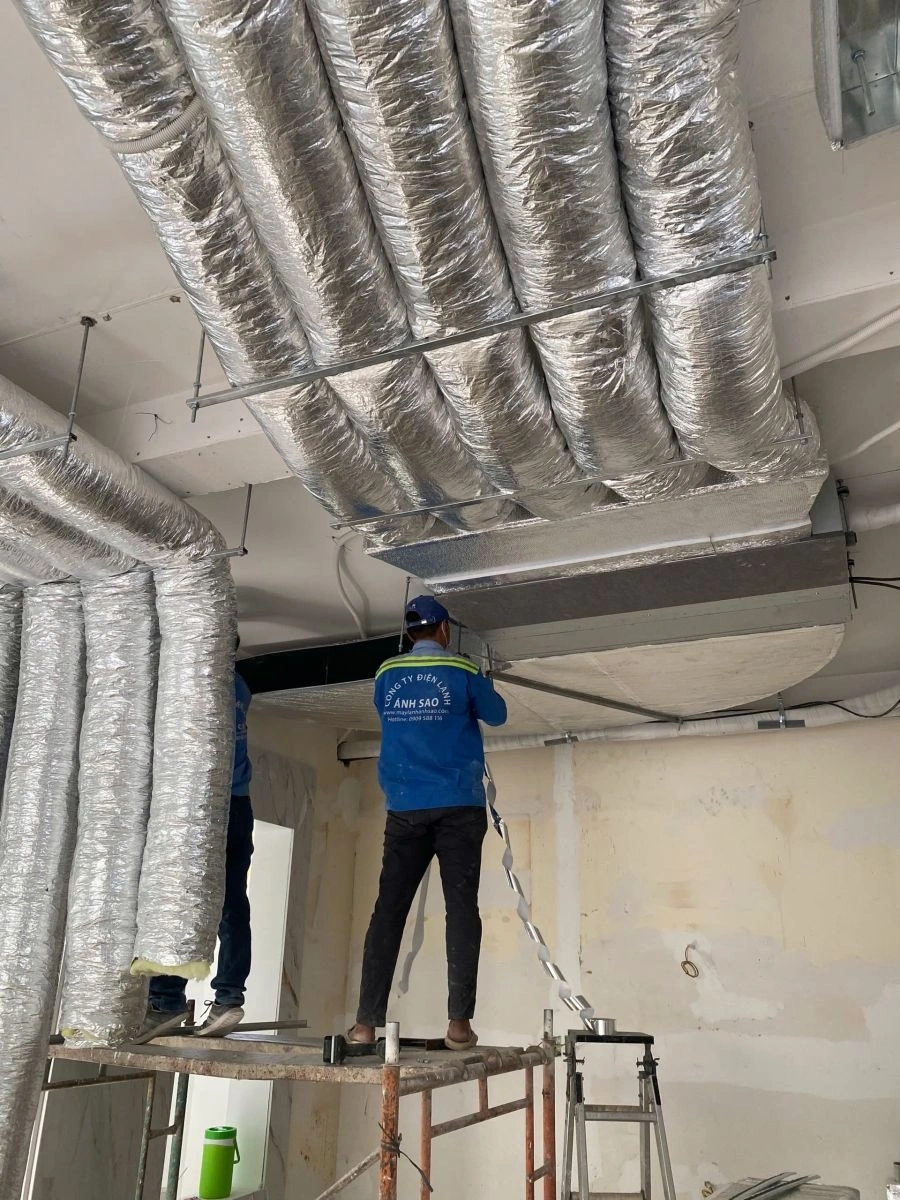 Lắp đặt máy lạnh giấu trần Daikin chuyển kỹ thuật