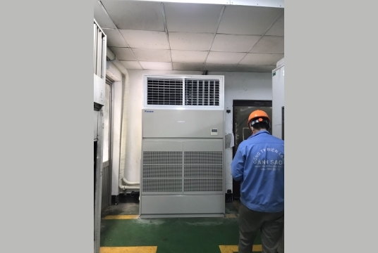 Lắp đặt máy lạnh tủ đứng Daikin - Nối ông gió cho nhà xưởng 